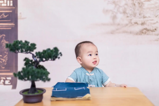 石河子怀孕肚子中间凹两边凸